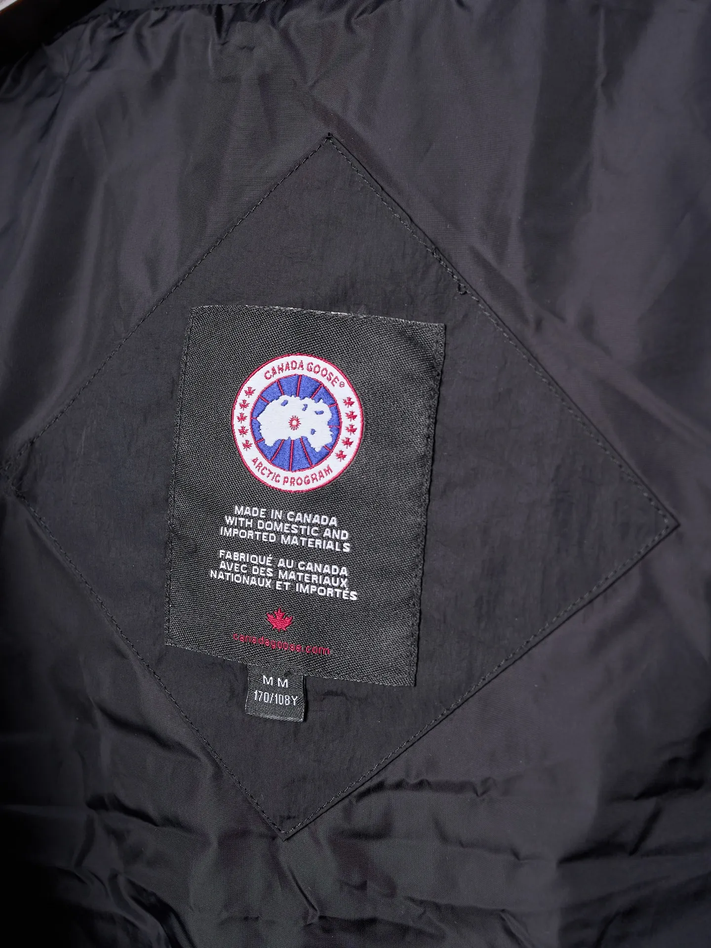 P760 Actual hanging auction] CANADA GOOSE/Canada Goose hooded down vest with logo and embroidery [Ready stock] S M L  The selection of high-quality protective nylon fabric not only enhances the wear resistance of the surface, but also takes into account wind resistance, ensuring excellent performance in various harsh weather conditions.  Three-dimensional quilting process: Precision thread reinforcement to prevent velvet drilling and ensure that the fluffy and resilient elasticity lasts as new.  The ribbon is woven with polyester as the base, and the brand letters are decorated on the ribbon through high-precision computer embroidery. The edges of the pattern are clear, the stitches are fine and even, and multiple layers of embroidery threads are stacked to enhance the three-dimensional effect.